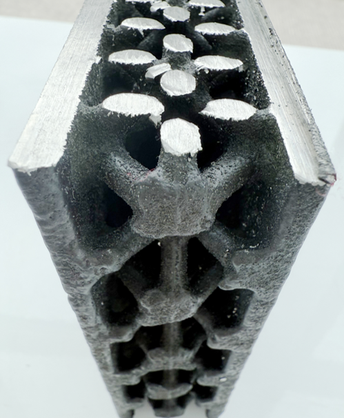 Componente de acero aligerado con estructura reticular